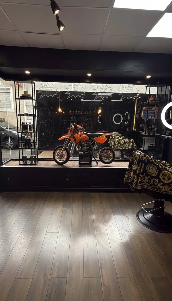 Moto KTM orange exposée dans la vitrine du salon