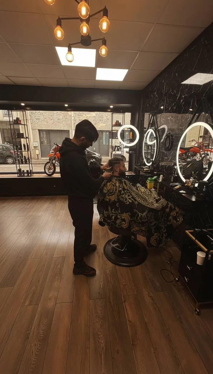 Le barbier au travail dans le salon, vue d’ensemble
